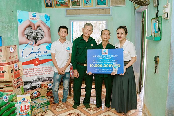 Huấn luyện viên đang chỉ đạo chiến thuật